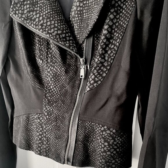 Elie Tahari Python Pattern Vegan Suede Cropped Moto Jacket Women Sz M EUC - Picture 6 of 12